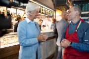 Christine Lagarde, presidente do BCE, conversa com um comerciante no mercado de Florença (Itália)/BCE