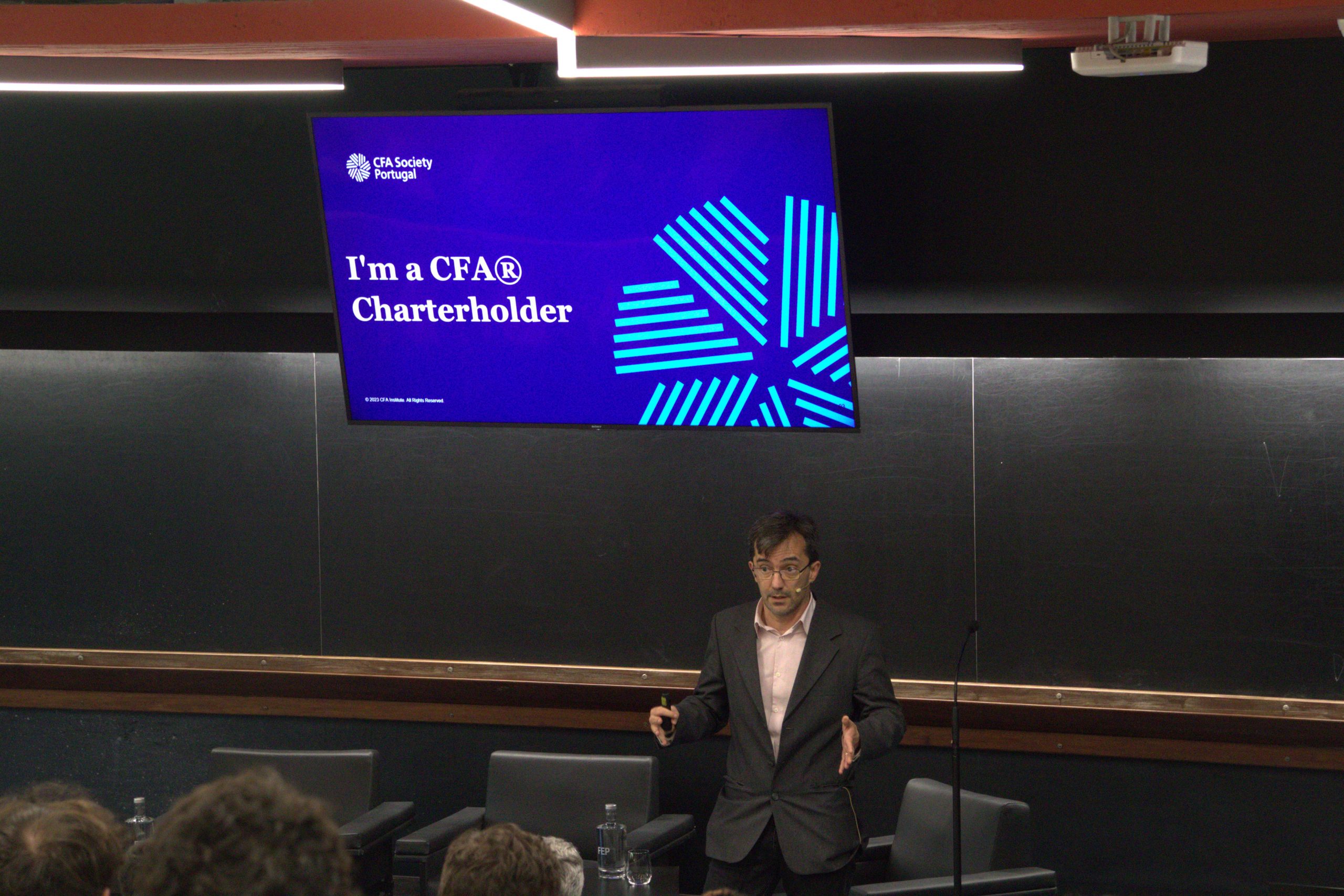 Pedro Barata, diretor- executivo da CFA Portugal a apresentar o programa na Faculdade de Economia do Porto