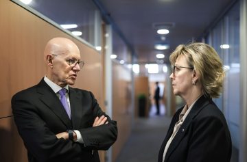Vítor Bento, presidente da Associação Portuguesa de Bancos e Maria Luís Albuquerque, Comissária Europeia dos Serviços Financeiros (Foto:Linkedin)