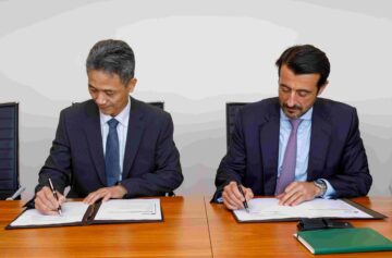 Da esquerda para a direita, James Yang, representante da UPI, e Sérgio Raposo Frade, CEO do Crédito Agrícola